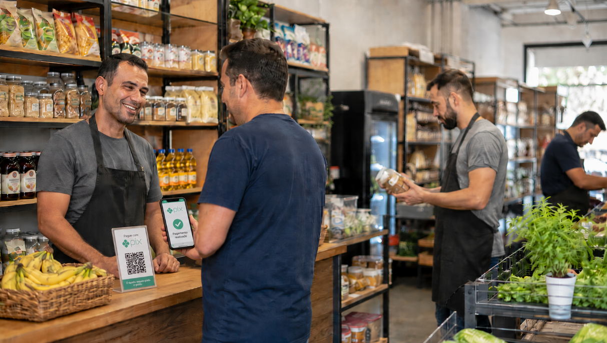 Pequena empresa organizada com equipe atendendo cliente em ambiente comercial bem estruturado